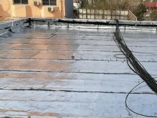 大洼卫生间漏水维修公司分享下大洼屋面楼顶防水刚性防水层施工要点。